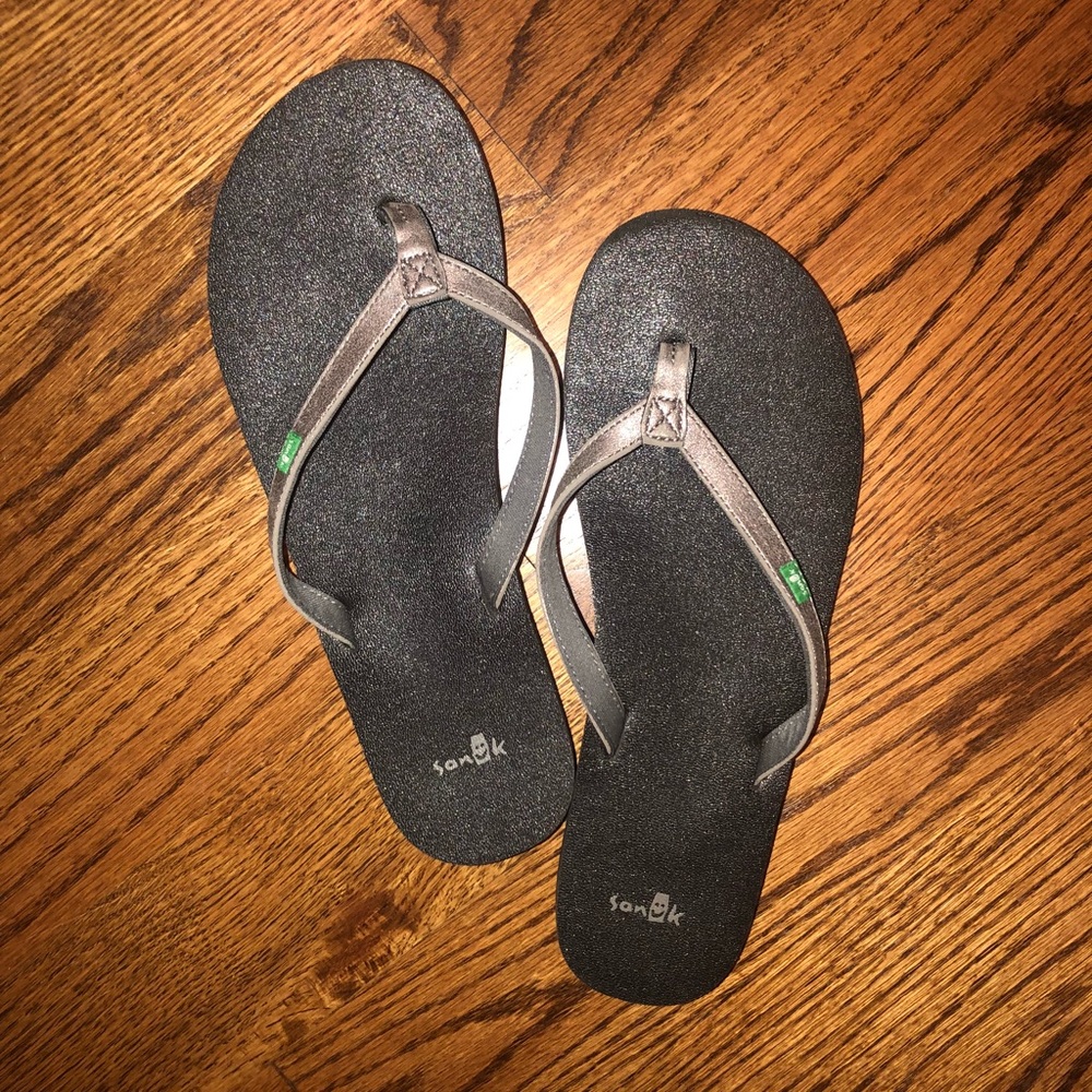 Sanuk sandal flip flops. Worn twice!